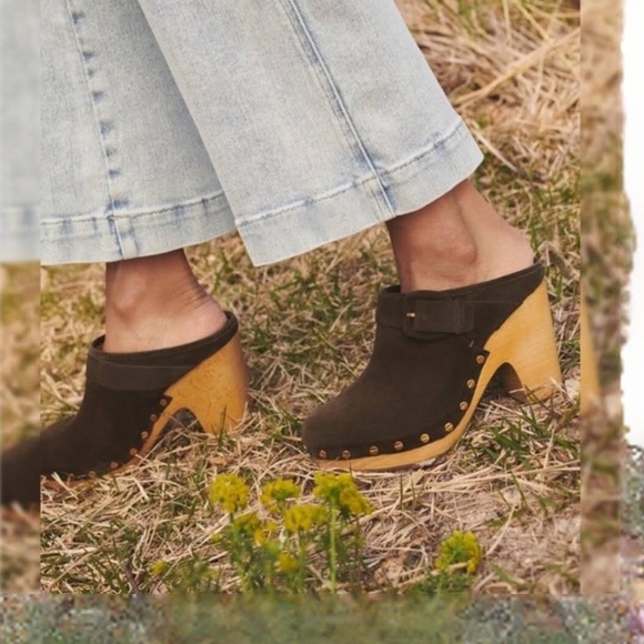 NWOB Veronica Beard Dacey Buckle Black Suede Clogs